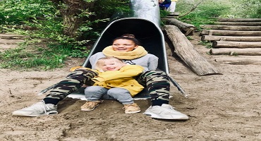 Groep 8a en 8b helpen bij de sportdag van de kleuters